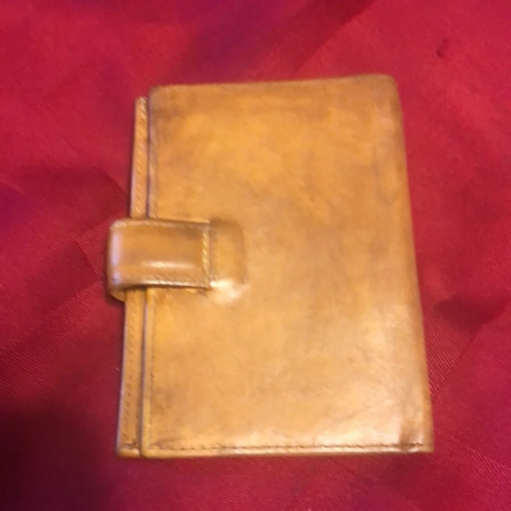 PreOwned- Franklin Covey Leather Wallet 3 credit card slots-2 slots for receipts - Picture 2 of 11